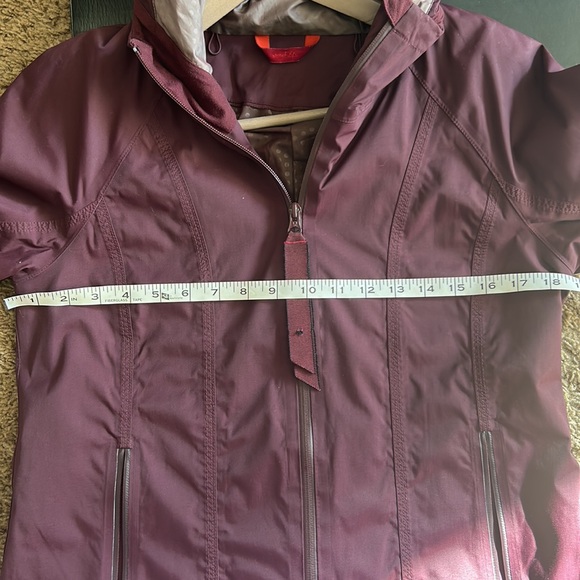 Size 8 (snug) Lululemon Rain Waterproof Jacket - Picture 8 of 9
